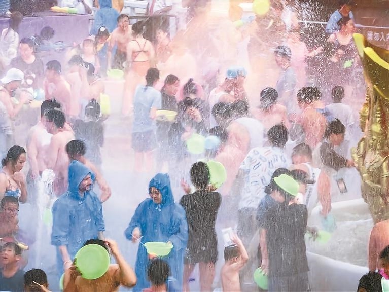 深圳锦绣中华第28届泼水狂欢节开幕