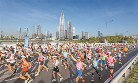 两万跑者昨激情竞速深马赛道 两万跑者昨激情竞速深马赛道