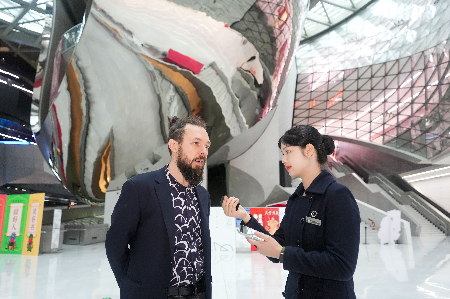 深圳文旅再“上分” AI翻译器成外籍游客“贴心导游” 深圳文旅再“上分” AI翻译器成外籍游客“贴心导游”