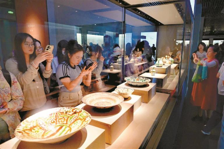 市民游客品尝文博大餐