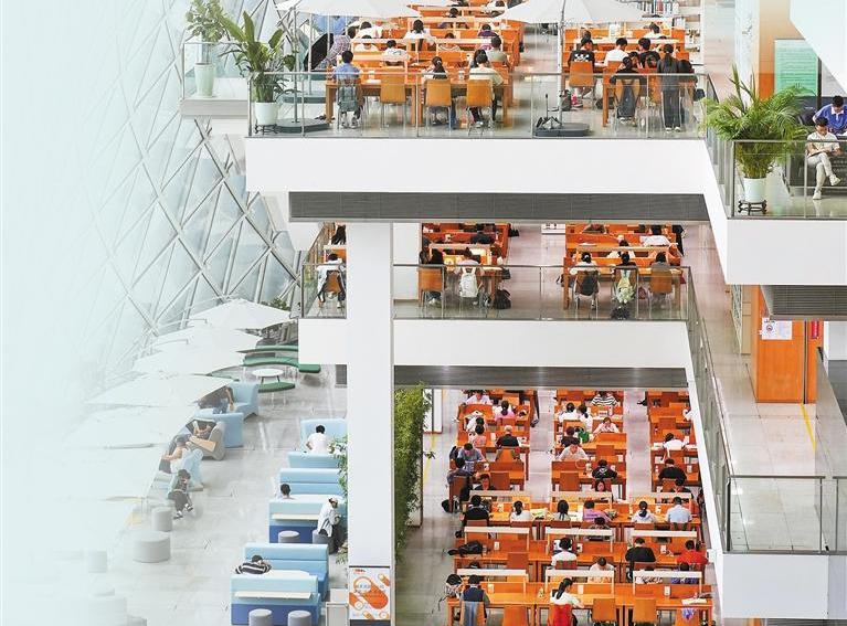 暑假刚开始图书馆座无虚席